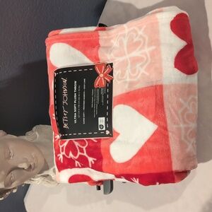 🆕️ Heart Throw 💖 Betsey Johnson